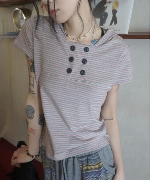 AsheKsha（アシクシャ）の「細ストライプのダブルボタンショート丈半袖（Tシャツ/カットソー・レディース・マルチ・M）」の2枚目の写真