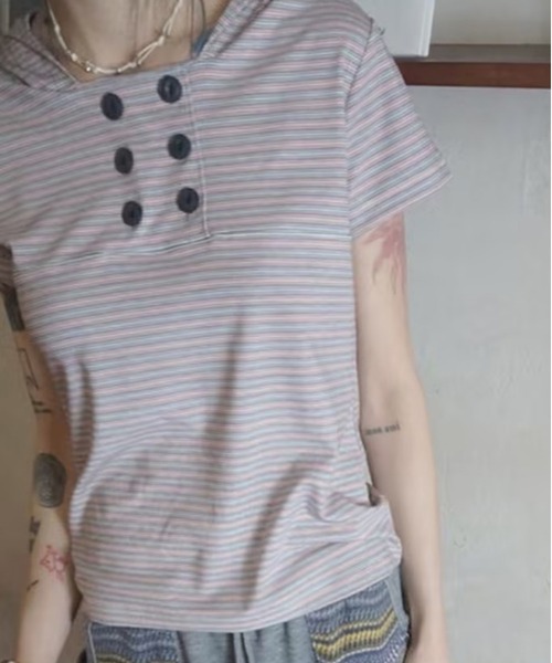 AsheKsha（アシクシャ）の「細ストライプのダブルボタンショート丈半袖（Tシャツ/カットソー・レディース・マルチ・M）」の4枚目の写真