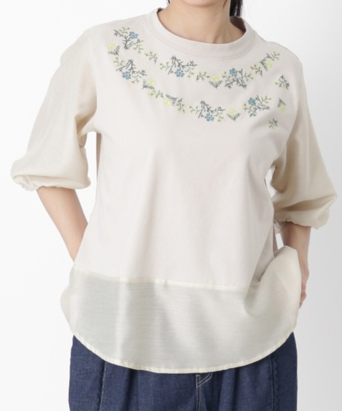 SUPER HAKKA(スーパーハッカ)の「フラワーネックリース刺繍×レーヨンポリエステルカットソー(Tシャツ/カットソー・レディース・ライトブルー/ベージュ/ブラック・FREE)」の1枚目の写真