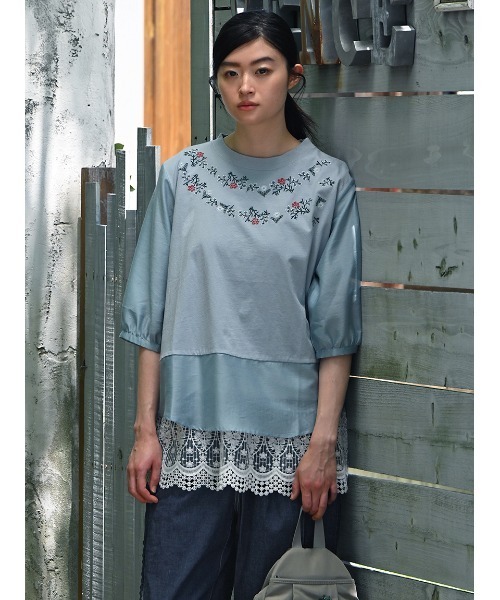 SUPER HAKKA(スーパーハッカ)の「フラワーネックリース刺繍×レーヨンポリエステルカットソー(Tシャツ/カットソー・レディース・ライトブルー/ベージュ/ブラック・FREE)」の3枚目の写真