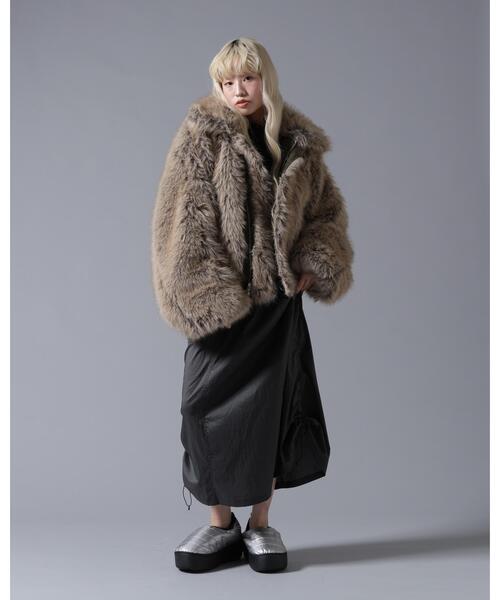 BEAVER(ビーバー)の「B omnivore/ビーオムニボー REVERSIBLE FUR NYLON BLOUSON(ブルゾン・レディース・ブラック/カーキ・FREE)」の8枚目の写真