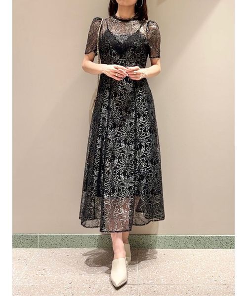 SNIDEL(スナイデル)の「シャイニーレースドレス(ワンピース・レディース・ブラック/モカ/ライトブルー・0/1)」の2枚目の写真