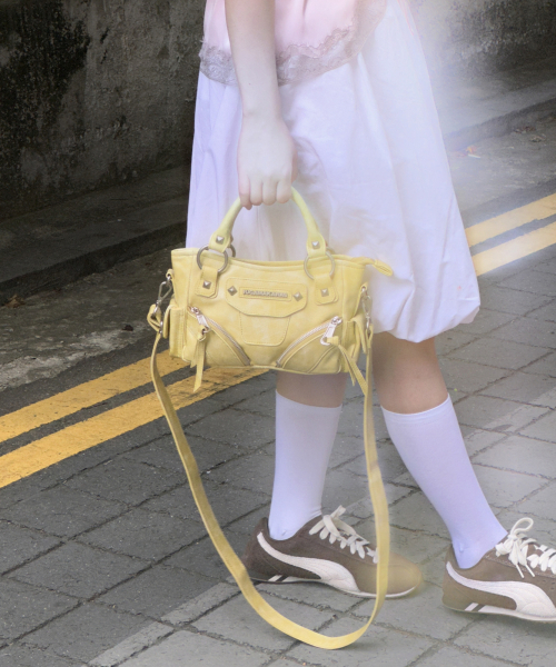 IUGAMAKARAS（イウガマカラス）の「Studded Leather Micro Shoulder Bag (Yellow)（トートバッグ・レディース・その他・FREE）」の2枚目の写真