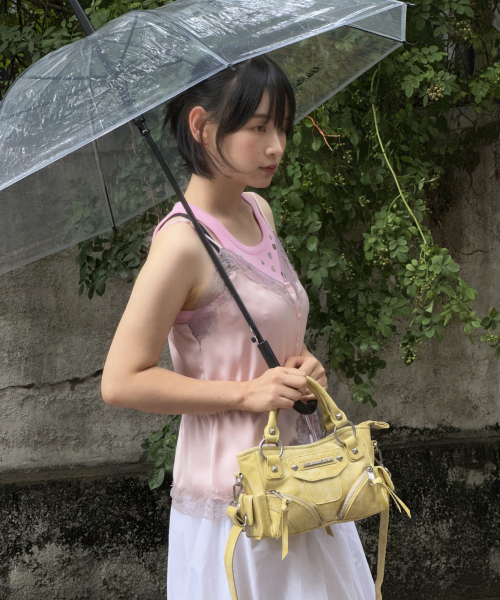 IUGAMAKARAS（イウガマカラス）の「Studded Leather Micro Shoulder Bag (Yellow)（トートバッグ・レディース・その他・FREE）」の3枚目の写真