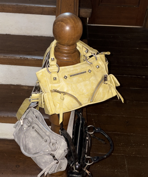 IUGAMAKARAS（イウガマカラス）の「Studded Leather Micro Shoulder Bag (Yellow)（トートバッグ・レディース・その他・FREE）」の5枚目の写真