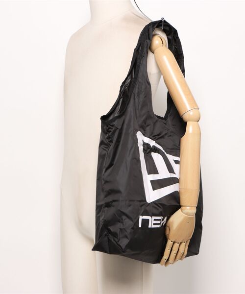 NEW ERA（ニューエラ）の「【NEW ERA/ニューエラ】エコトートバッグ 22L パッカブル NEW NE LOGO タフタ ブラック（トートバッグ・メンズ・ブラック・FREE）」の6枚目の写真