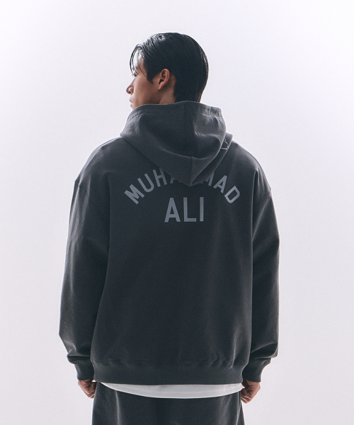 WAYDN（ウェイドゥン）の「[ALI] ザ・グレイテスト ピグメントオーバーフィットフードパーカー チャコール（パーカー・メンズ・その他・X-LARGE/LARGE/MEDIUM）」の2枚目の写真
