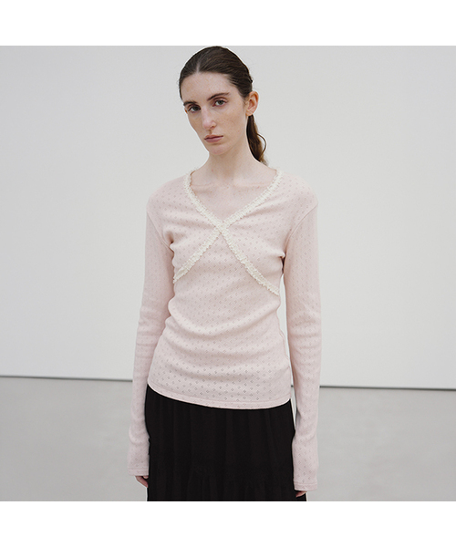 MOHAN(モハン)の「TIF LACE TRIMMED V-NECK TOP_3COLORS(Tシャツ/カットソー・レディース・アイボリー/ブラック/ライトピンク・LARGE/SMALL/MEDIUM)」の3枚目の写真