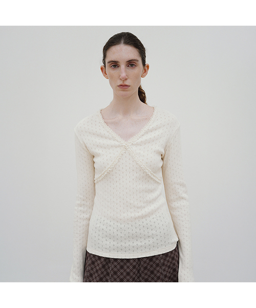 MOHAN(モハン)の「TIF LACE TRIMMED V-NECK TOP_3COLORS(Tシャツ/カットソー・レディース・アイボリー/ブラック/ライトピンク・LARGE/SMALL/MEDIUM)」の1枚目の写真