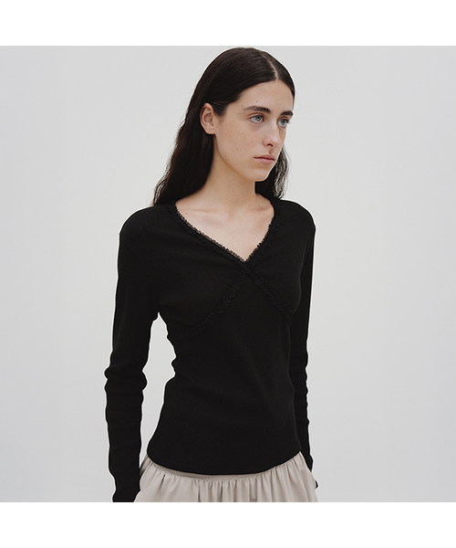 MOHAN(モハン)の「TIF LACE TRIMMED V-NECK TOP_3COLORS(Tシャツ/カットソー・レディース・アイボリー/ブラック/ライトピンク・LARGE/SMALL/MEDIUM)」の2枚目の写真