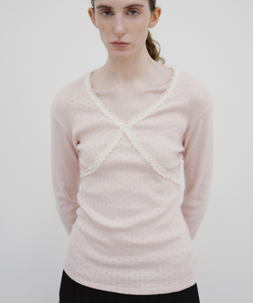 MOHAN(モハン)の「TIF LACE TRIMMED V-NECK TOP_3COLORS(Tシャツ/カットソー・レディース・アイボリー/ブラック/ライトピンク・LARGE/SMALL/MEDIUM)」の4枚目の写真