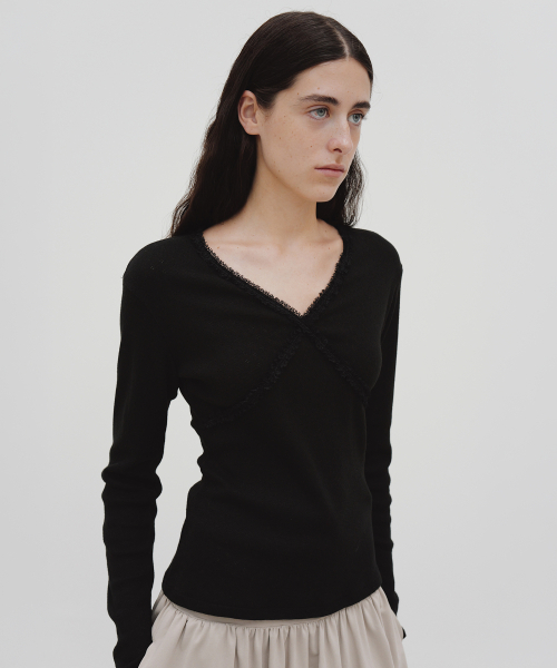 MOHAN(モハン)の「TIF LACE TRIMMED V-NECK TOP_3COLORS(Tシャツ/カットソー・レディース・アイボリー/ブラック/ライトピンク・LARGE/SMALL/MEDIUM)」の5枚目の写真