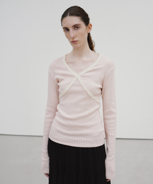 MOHAN(モハン)の「TIF LACE TRIMMED V-NECK TOP_3COLORS(Tシャツ/カットソー・レディース・アイボリー/ブラック/ライトピンク・LARGE/SMALL/MEDIUM)」の6枚目の写真