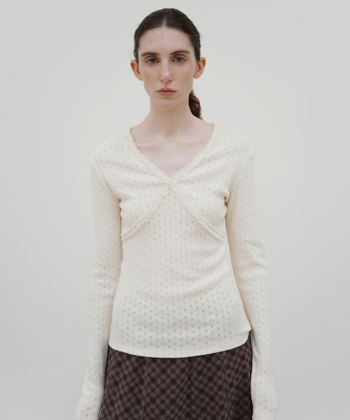 MOHAN(モハン)の「TIF LACE TRIMMED V-NECK TOP_3COLORS(Tシャツ/カットソー・レディース・アイボリー/ブラック/ライトピンク・LARGE/SMALL/MEDIUM)」の7枚目の写真