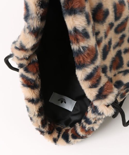 adidas(アディダス)の「adidas アディダス U KNAPSACK LEO(JP) バッグ LC5935 MAGICBEIGE(ボディバッグ/ウエストポーチ・メンズ・ベージュ・FREE)」の4枚目の写真