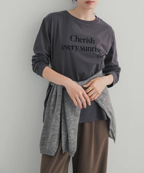 URBAN RESEARCH DOORS(アーバンリサーチドアーズ)の「フロッキーロゴプリントロングTシャツ 26AW(Tシャツ/カットソー・レディース・オフホワイト/チャコールグレー・FREE)」の1枚目の写真
