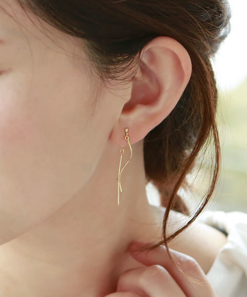 colleca la(コレカラ)の「ループフィット・ウェーブ&ストレートバーのイヤリング(イヤリング・レディース・ピンク/シルバー/ゴールド・FREE)」の3枚目の写真