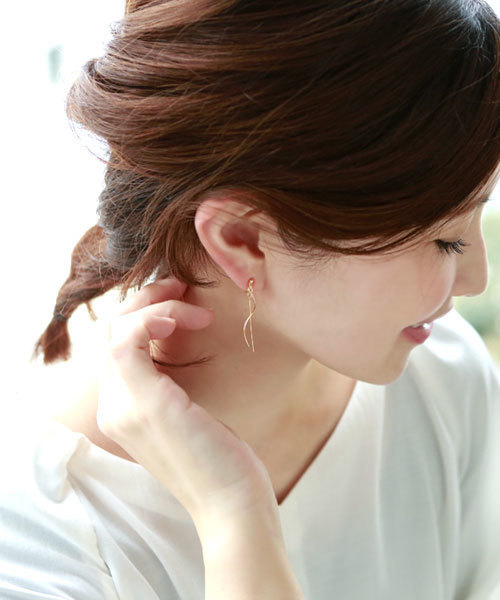 colleca la(コレカラ)の「ループフィット・ウェーブ&ストレートバーのイヤリング(イヤリング・レディース・ピンク/シルバー/ゴールド・FREE)」の11枚目の写真