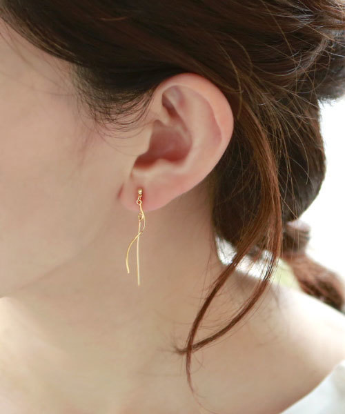 colleca la(コレカラ)の「ループフィット・ウェーブ&ストレートバーのイヤリング(イヤリング・レディース・ピンク/シルバー/ゴールド・FREE)」の9枚目の写真