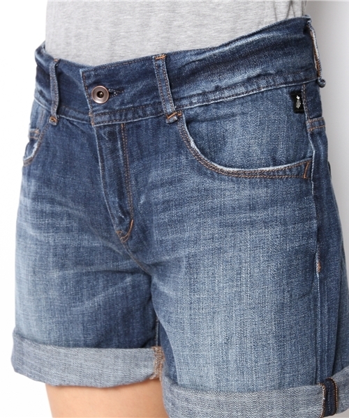 NANO universe（ナノユニバース）の「FF/ロールUPデニムショートパンツ（デニムパンツ・レディース・インディゴブルー・34/36）」の4枚目の写真