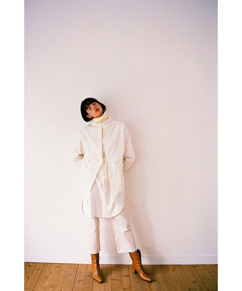 CLANE（クラネ）の「BACK SLIT SHIRT（シャツ/ブラウス・レディース・ホワイト/ブラック/モスグリーン・1/2）」の2枚目の写真