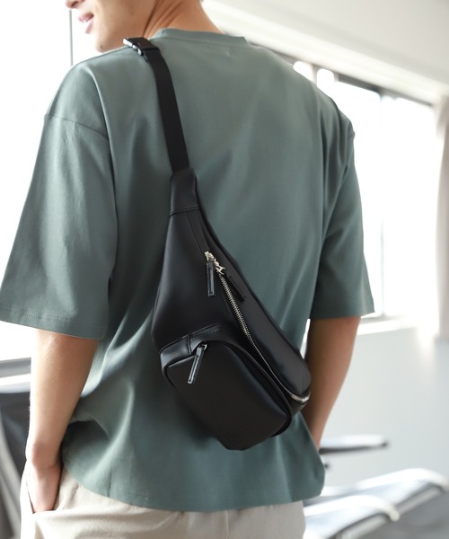 LAKOLE（ラコレ）の「フェイクレザーボディバッグ / 933855（ボディバッグ/ウエストポーチ・メンズ・ブラック/アイボリー・FREE）」の2枚目の写真