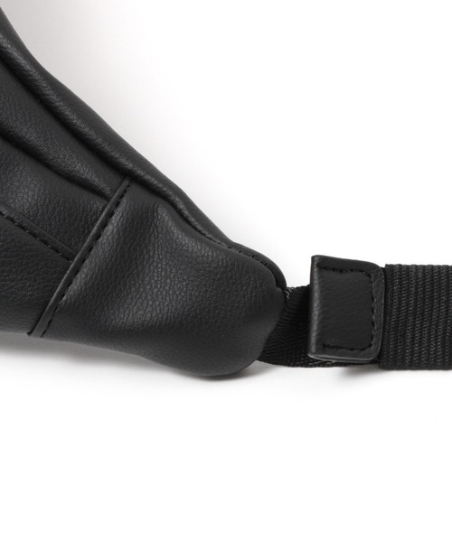 LAKOLE（ラコレ）の「フェイクレザーボディバッグ / 933855（ボディバッグ/ウエストポーチ・メンズ・ブラック/アイボリー・FREE）」の4枚目の写真