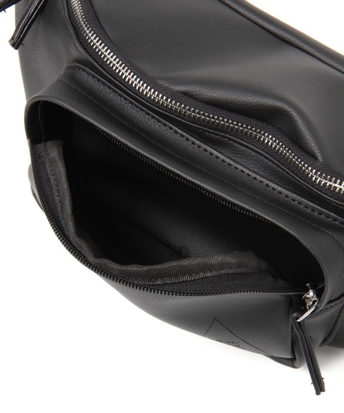 LAKOLE（ラコレ）の「フェイクレザーボディバッグ / 933855（ボディバッグ/ウエストポーチ・メンズ・ブラック/アイボリー・FREE）」の7枚目の写真