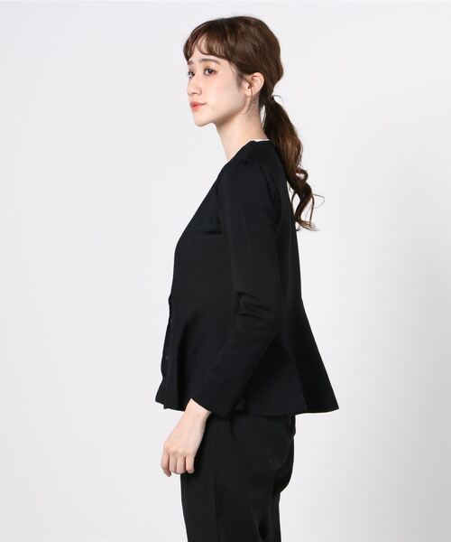 NARACAMICIE(ナラカミーチェ)の「ペプラムフレアカーディガン(カーディガン/ボレロ・レディース・ブラック/オフホワイト・MEDIUM)」の7枚目の写真