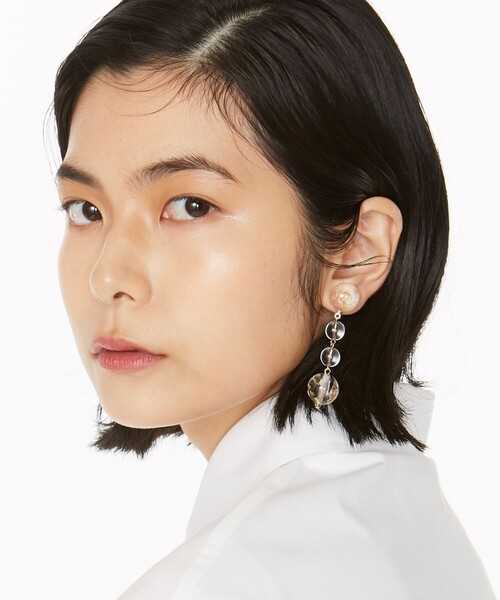 ANEVER（アンエバー）の「FLOWER BALL DROPPED イヤリング（イヤリング・レディース・ホワイト系・F）」の2枚目の写真