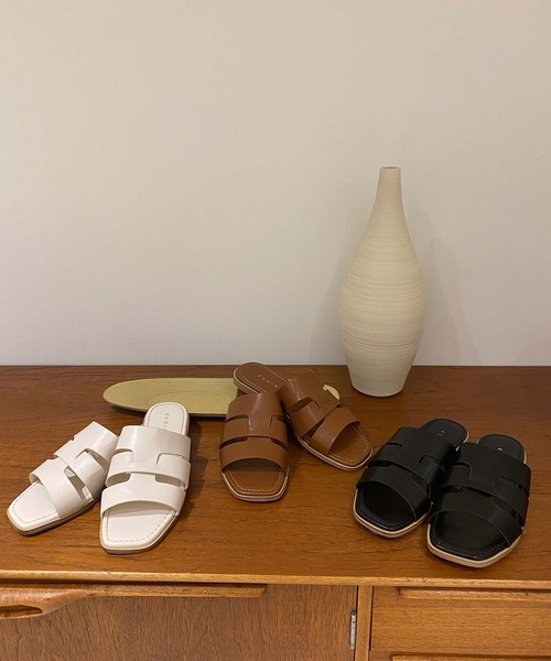 I_am（アイアム）の「cross belt flat sandals（サンダル・レディース・ブラウン/ブラック/オフホワイト・L/S/M）」の4枚目の写真