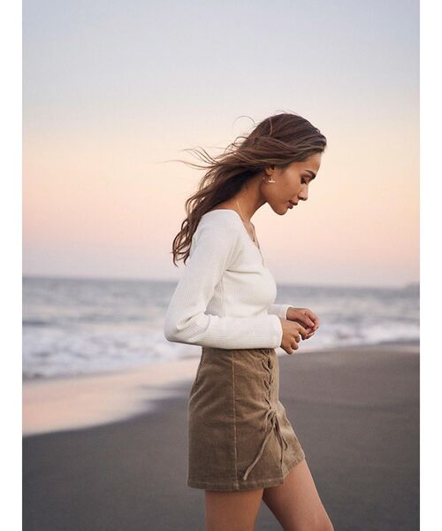 To the sea(トゥーザシー)の「コーデュロイレースアップキュロット(その他パンツ・レディース・アイボリー/ブラウン/ベージュ・SMALL/MEDIUM)」の4枚目の写真