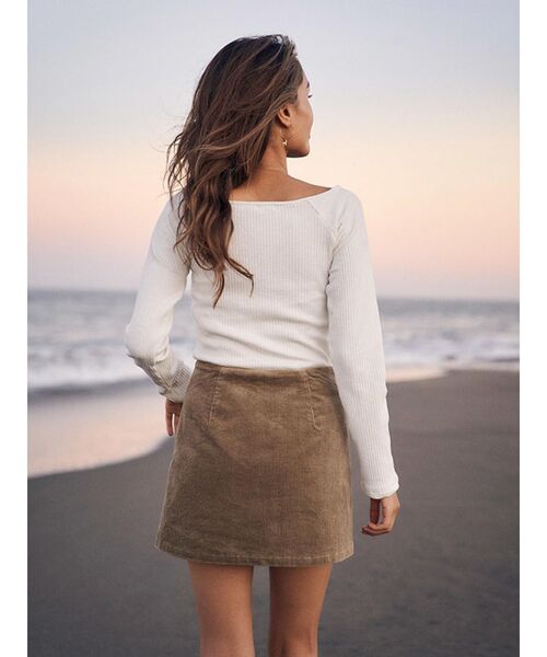 To the sea(トゥーザシー)の「コーデュロイレースアップキュロット(その他パンツ・レディース・アイボリー/ブラウン/ベージュ・SMALL/MEDIUM)」の5枚目の写真