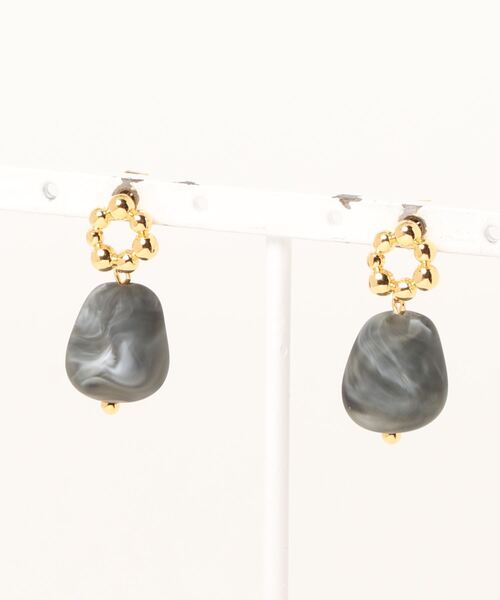 Shirmie（シェルミー）の「【Shirmie】ストーン ゴールドピアス（ピアス（両耳用）・レディース・ベージュ/ブラック/ネイビー・FREE）」の2枚目の写真