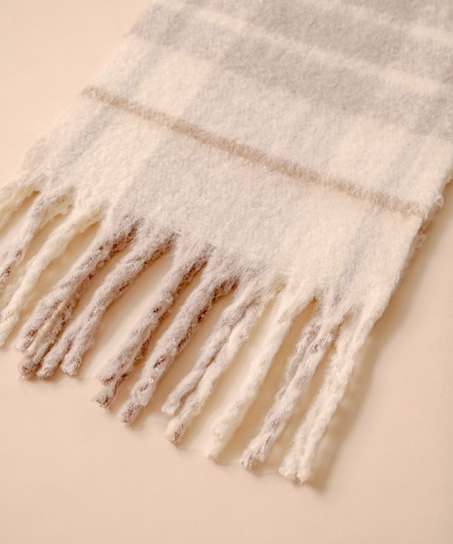 OLIVE des OLIVE(オリーブデオリーブ)の「【WEB限定】ブークレチェックマフラー(マフラー・レディース・ベージュ/オフホワイト・FREE)」の4枚目の写真