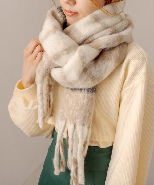 OLIVE des OLIVE(オリーブデオリーブ)の「【WEB限定】ブークレチェックマフラー(マフラー・レディース・ベージュ/オフホワイト・FREE)」の6枚目の写真