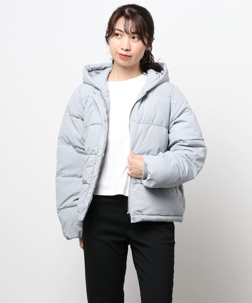 Allamanda(アラマンダ)の「BIGフードエコダウン(ダウンジャケット/コート・レディース・ブラック/サックスブルー/アイボリー/ライトベージュ/グレー系7・M)」の5枚目の写真