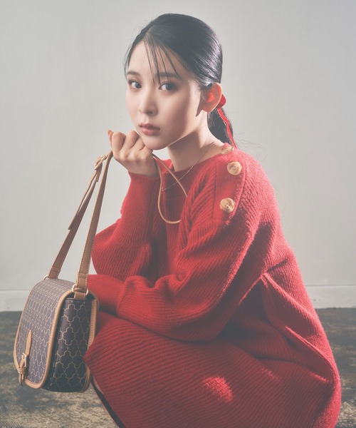 vis-`a-vis（ビサビ）の「【WEB限定】クラシカル肩釦ニットミニ丈ワンピース（ワンピース・レディース・レッド/キナリ/ブラック・M/S）」の3枚目の写真