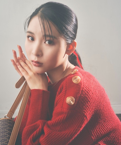 vis-`a-vis（ビサビ）の「【WEB限定】クラシカル肩釦ニットミニ丈ワンピース（ワンピース・レディース・レッド/キナリ/ブラック・M/S）」の6枚目の写真