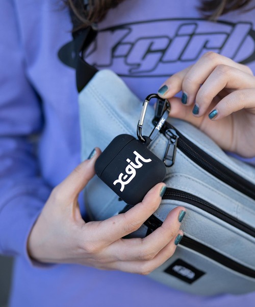 X-girl（エックスガール）の「MILLS LOGO RUBBER Airpods CASE（ヘッドフォン/イヤホン・レディース・ブラック/マルチ・ONE SIZE）」の2枚目の写真