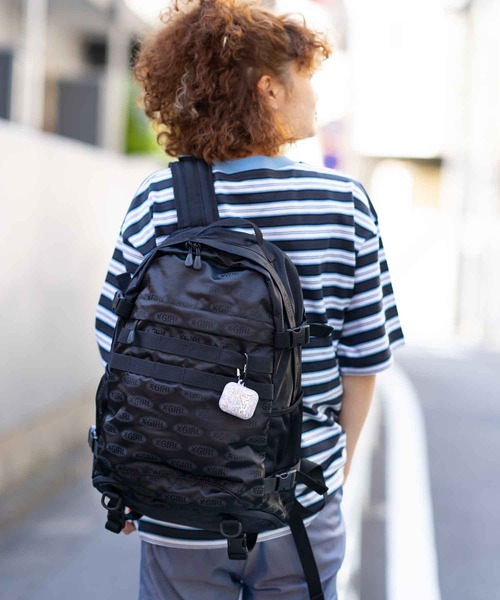 X-girl（エックスガール）の「MILLS LOGO RUBBER Airpods CASE（ヘッドフォン/イヤホン・レディース・ブラック/マルチ・ONE SIZE）」の3枚目の写真