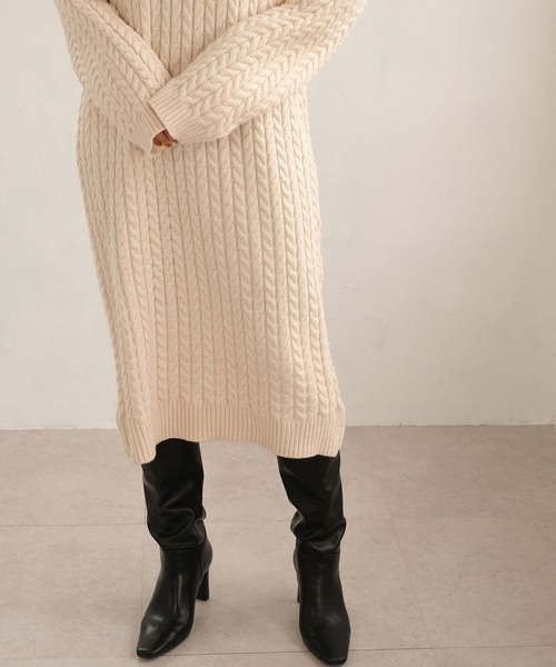 ANDJ(アンドジェイ)の「【ANDJ MADE】ケーブル編みバイカラーポロ襟ニットワンピース(ワンピース・レディース・オフホワイト・M)」の21枚目の写真