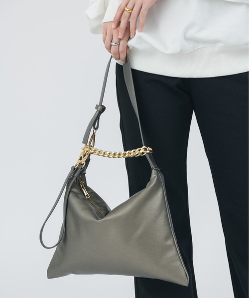 NEUNA（ヌナ）の「【4way】【普段使いにもオケージョンにも◎】ゴールドチェーン/ヴィーガンレザーショルダーバッグ（ショルダーバッグ・レディース・ホワイト/ブラック/シルバー・FREE）」の3枚目の写真