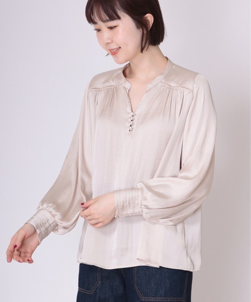 Jines(ジネス)の「ヴィンテージサテンキーネックブラウス(シャツ/ブラウス・レディース・ホワイト/ライトベージュ/ラベンダー/ライム・FREE)」の3枚目の写真