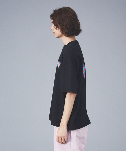 BAD BOY（バッドボーイ）の「【BADBOY / バッドボーイ】BADBOYCLUB ファイヤーパターン ロゴ Tシャツ（Tシャツ/カットソー・メンズ・ホワイト/ライトブルー/ブラック・M/L）」の16枚目の写真