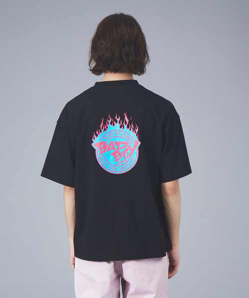 BAD BOY（バッドボーイ）の「【BADBOY / バッドボーイ】BADBOYCLUB ファイヤーパターン ロゴ Tシャツ（Tシャツ/カットソー・メンズ・ホワイト/ライトブルー/ブラック・M/L）」の17枚目の写真