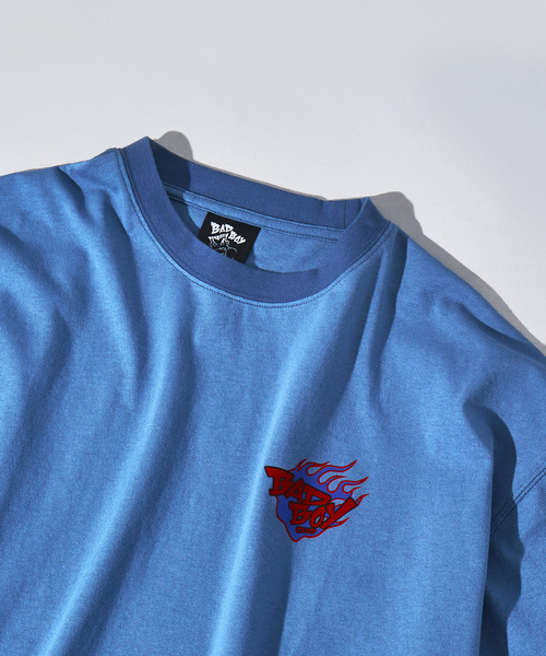 BAD BOY（バッドボーイ）の「【BADBOY / バッドボーイ】BADBOYCLUB ファイヤーパターン ロゴ Tシャツ（Tシャツ/カットソー・メンズ・ホワイト/ライトブルー/ブラック・M/L）」の5枚目の写真