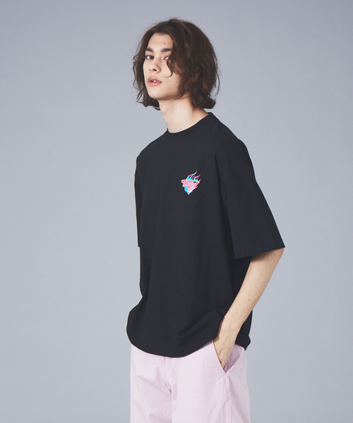BAD BOY（バッドボーイ）の「【BADBOY / バッドボーイ】BADBOYCLUB ファイヤーパターン ロゴ Tシャツ（Tシャツ/カットソー・メンズ・ホワイト/ライトブルー/ブラック・M/L）」の7枚目の写真