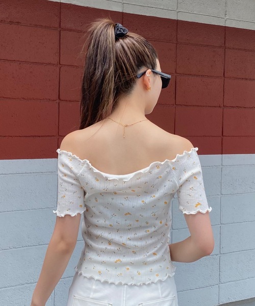 SHAGGIE（シャギー）の「オフショル小花柄メロウトップス（Tシャツ/カットソー・レディース・ホワイト/ピンク・FREE）」の5枚目の写真