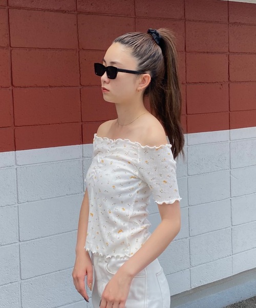 SHAGGIE（シャギー）の「オフショル小花柄メロウトップス（Tシャツ/カットソー・レディース・ホワイト/ピンク・FREE）」の4枚目の写真